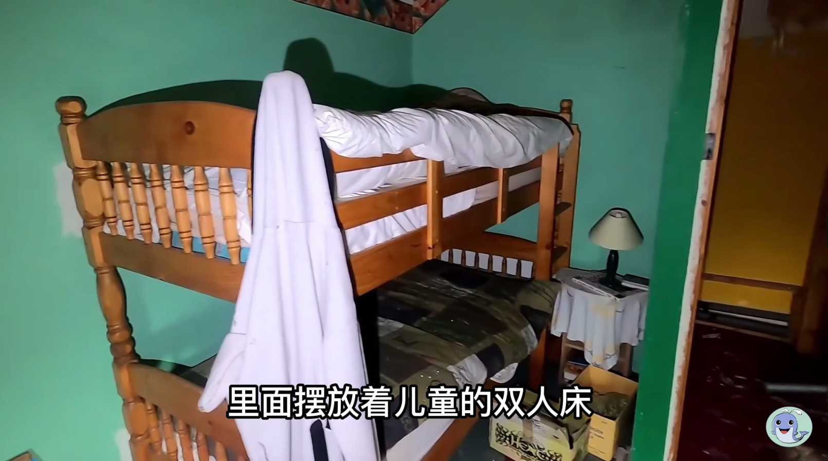 这是一栋被主人遗弃的房屋，价值180万的汽车都不要了