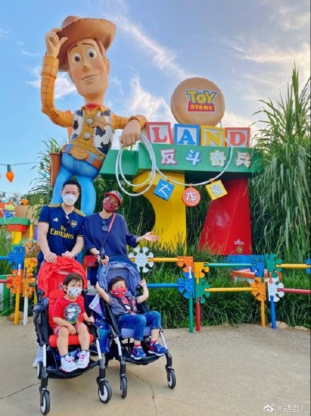 胡杏兒夫婦帶娃過母親節，收兒子花束貼臉親吻，剛出月子就穿短褲