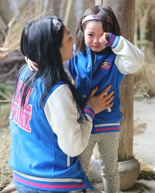 立威廉晒女儿萌照，Harper变呆萌小考拉，打扮变丑依然美得不得了
