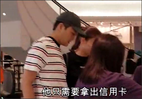 网友偶遇袁咏仪买名牌包，张智霖在旁等候，随时准备掏15万元买单