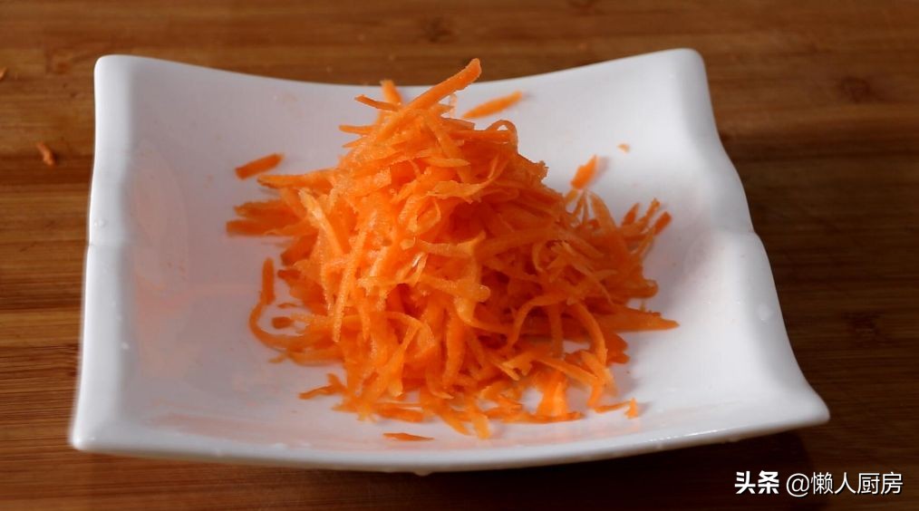 很多人說雞胸肉吃著柴，那是你不會做，配上胡蘿蔔，做成雞肉餅