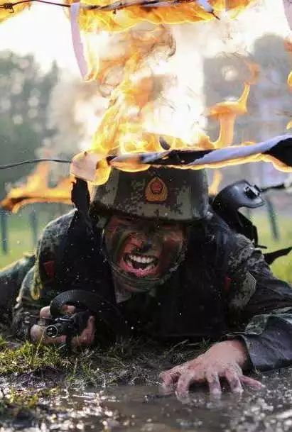 今天，向中国军人致敬！不让英雄流血又流泪