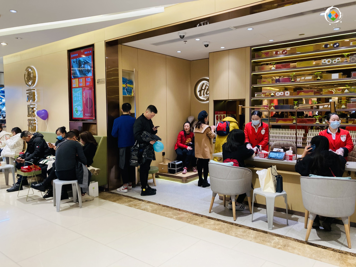 重庆人真的不吃海底捞吗？大量市民排队等位，本地人都被辣到不行