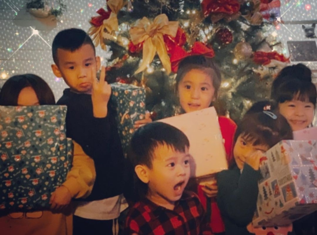 贾静雯圣诞节晒照，咘咘收获礼物造型甜美，波妞虎牙抢镜像小恶魔
