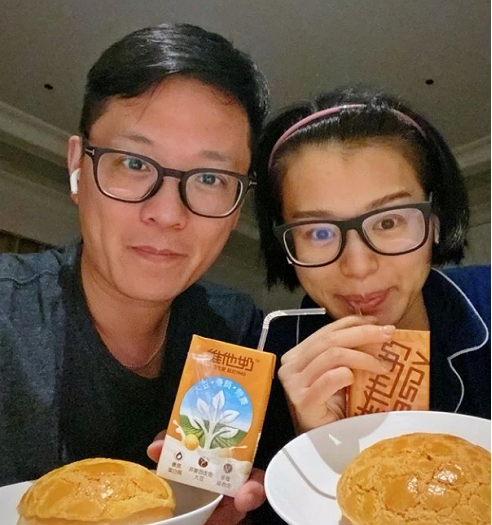 胡杏儿带小儿子玩游乐场，1岁半李奕霖痞帅大气，比哥哥有明星相