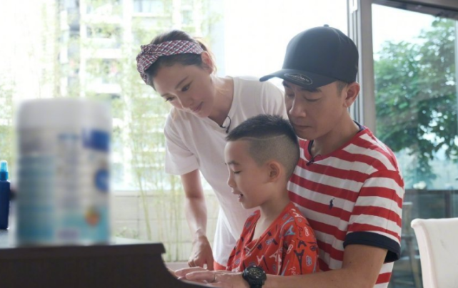 應采兒街邊玩手機被偶遇，穿短褲秀腿部肌肉線條，坐姿端正氣質好