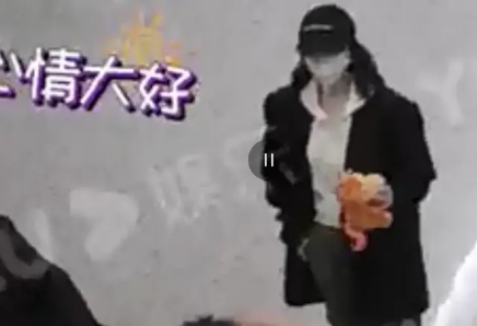 蒋梦婕粉丝与保安起冲突，粉丝接机事故频发，特殊时期还这般胡闹