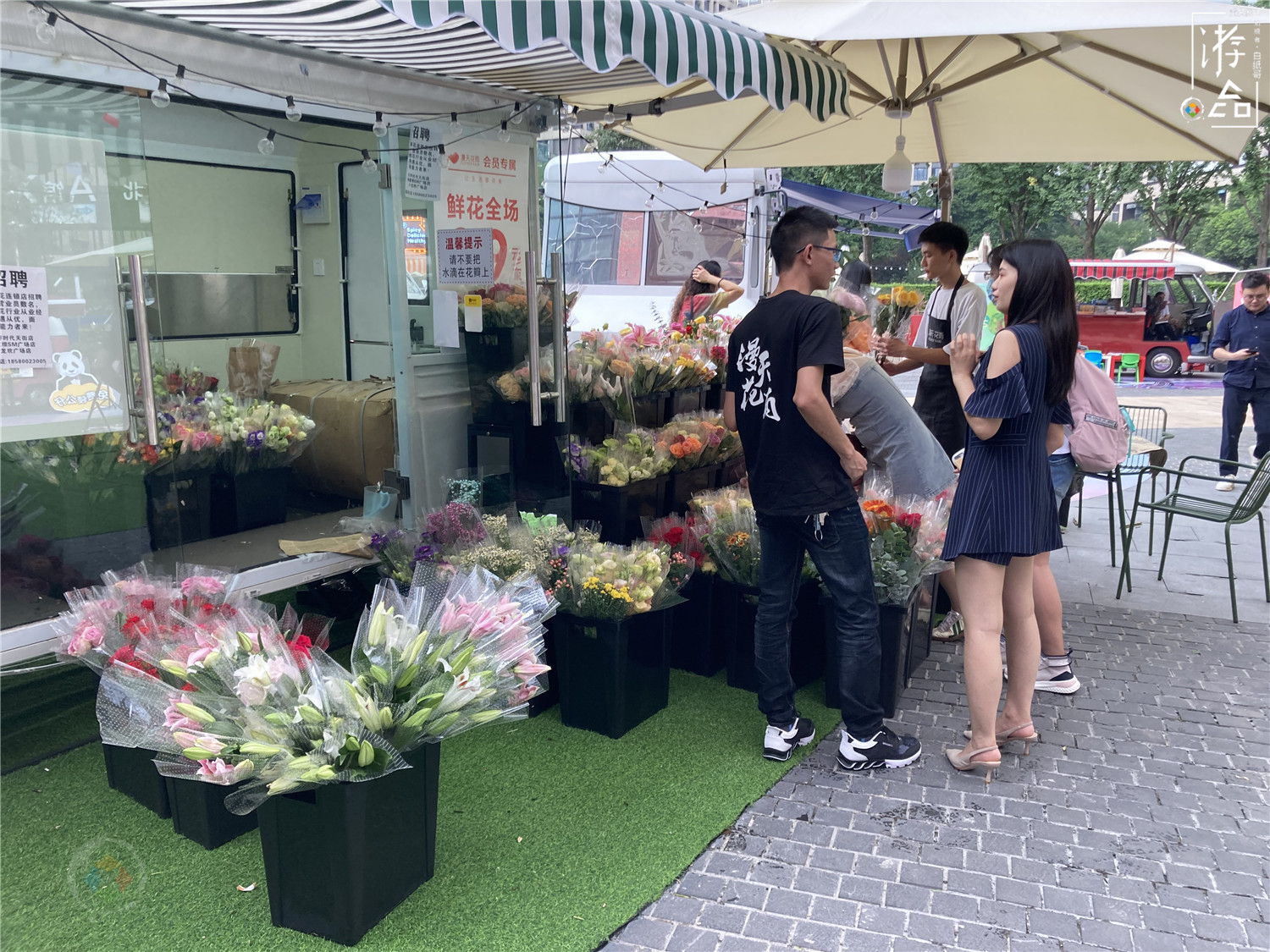 每天营业14个小时，比商场灵活的篷车集市，能否成为重庆主流？