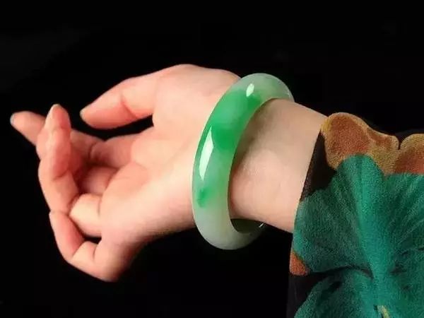 黄渤也是翡翠行家！60000买的翡翠手镯现已升值至百万元！