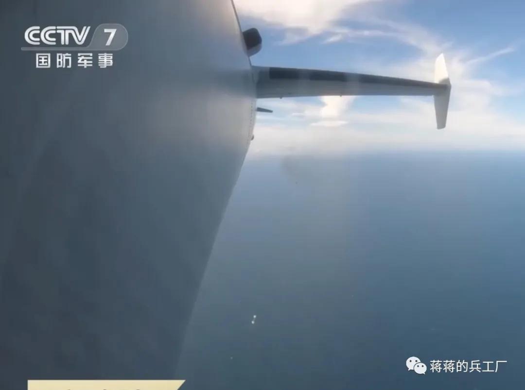 空潜200巡逻机空投航空自导深弹和声呐浮标抓潜艇，数量众多