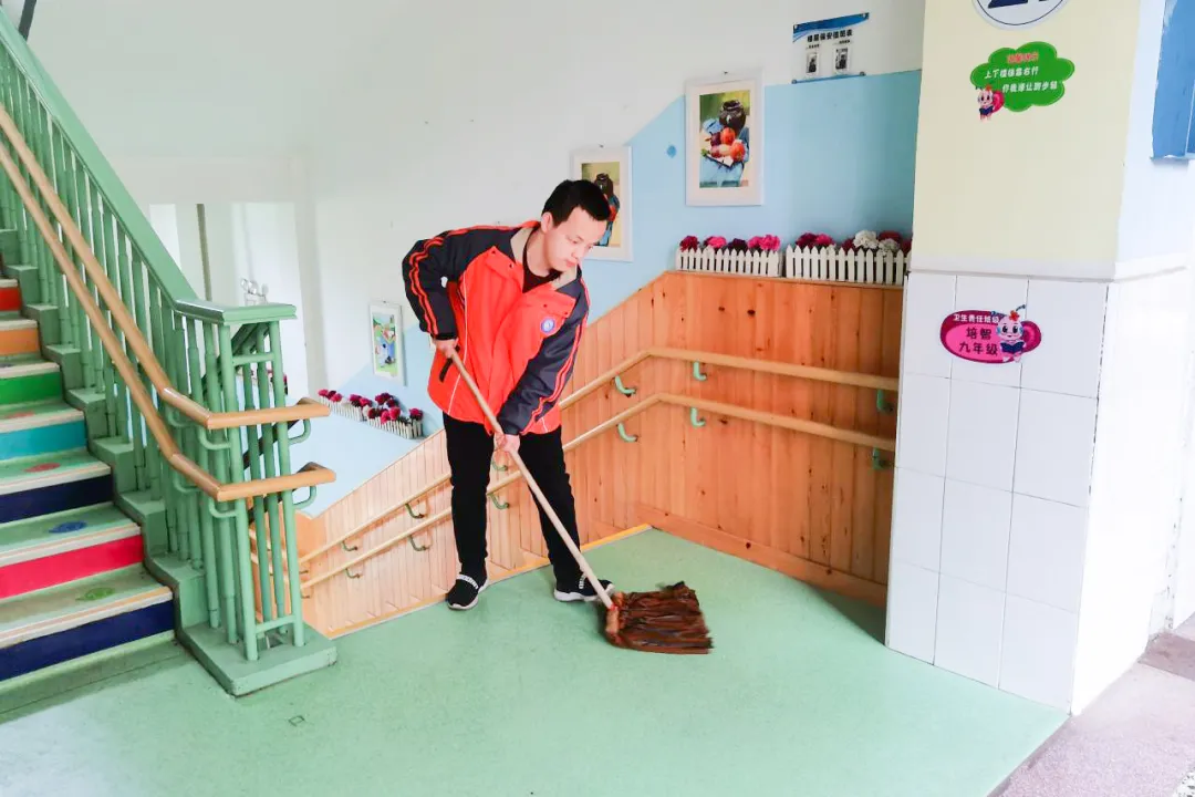 成都市双流区特殊教育学校开展爱国卫生运动