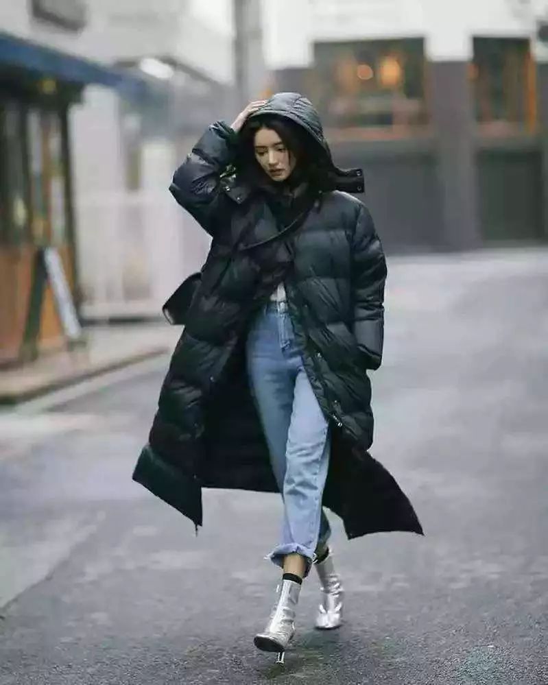 还在规规矩矩地穿羽绒服吗？这五款穿法让你成为街拍女神！