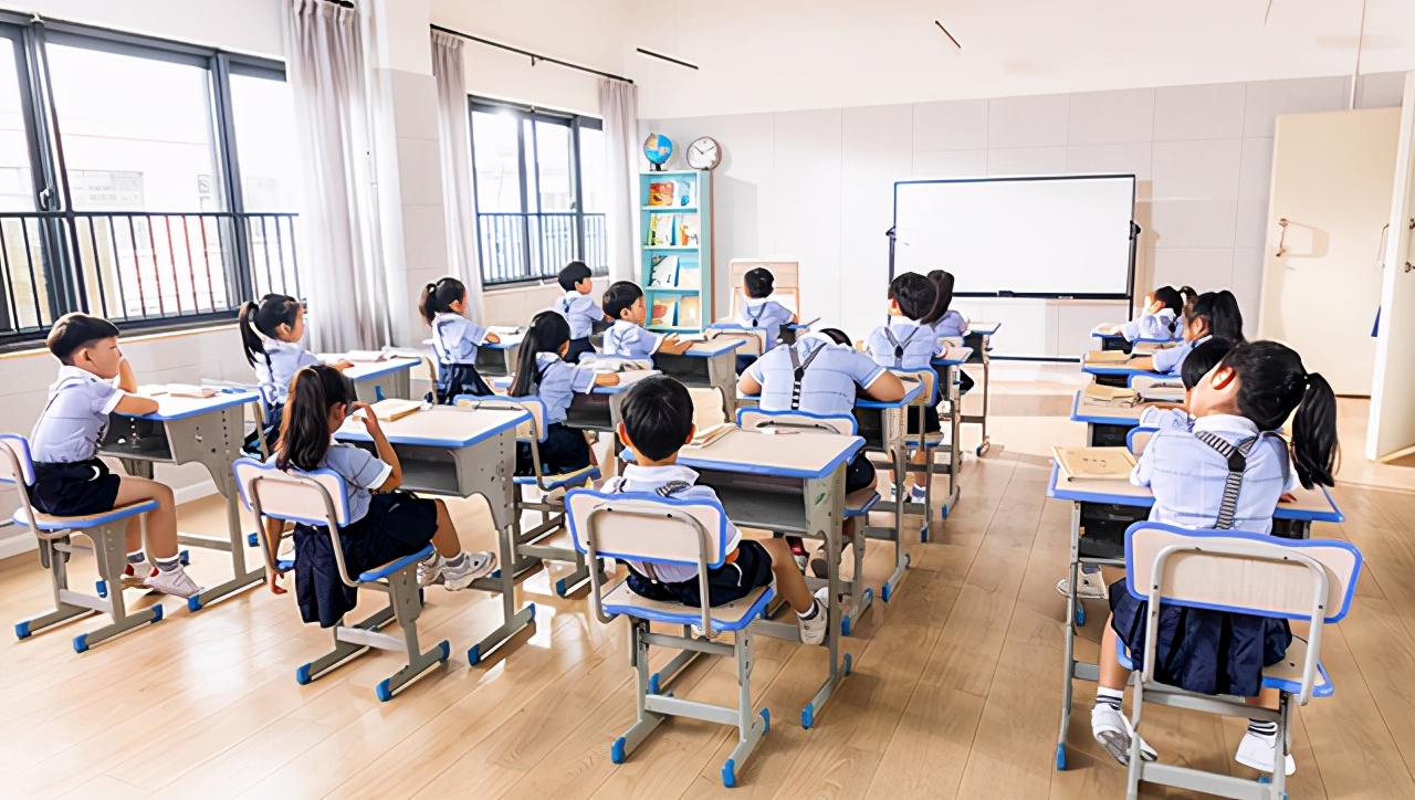 「群变」人民日报谈家长群变味儿 家长群没错，错的是家校权责不清