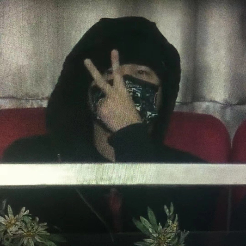 周杰倫攜嬌妻看球賽，昆凌笑容嬌羞摀嘴秀鑽戒，夫妻恩愛可見一斑