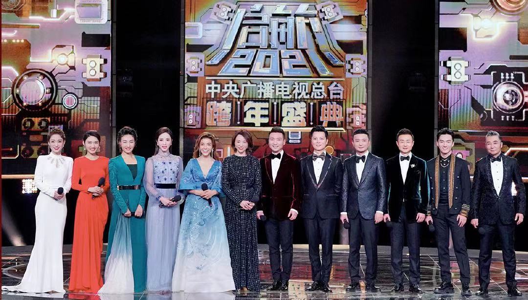 董卿回归跨年晚会！李梓萌妆容翻车，朱迅穿刺