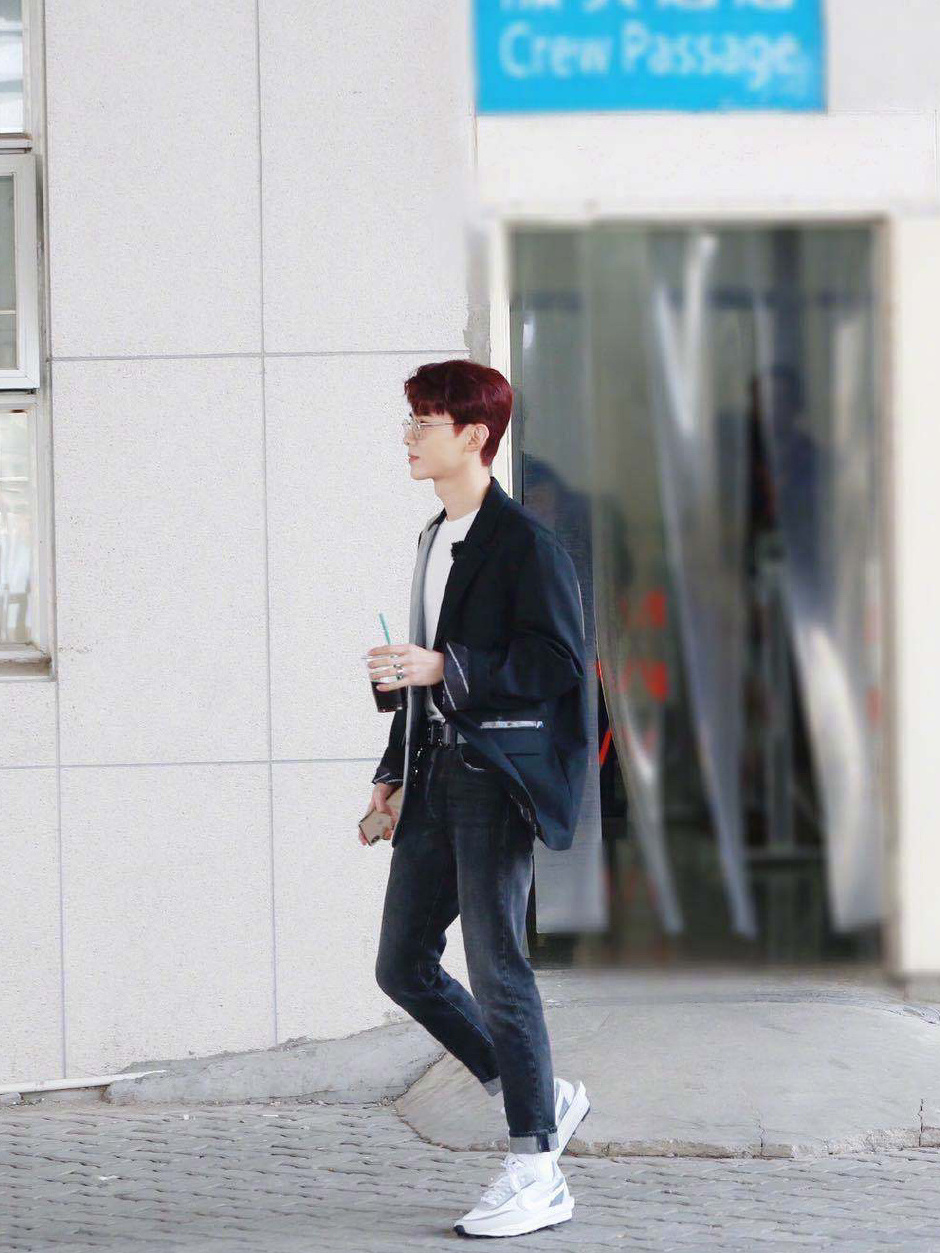 " star great detective " the line on graph going to work, bai Jingting wears joining together business suit, he Gui is whiten garment male god