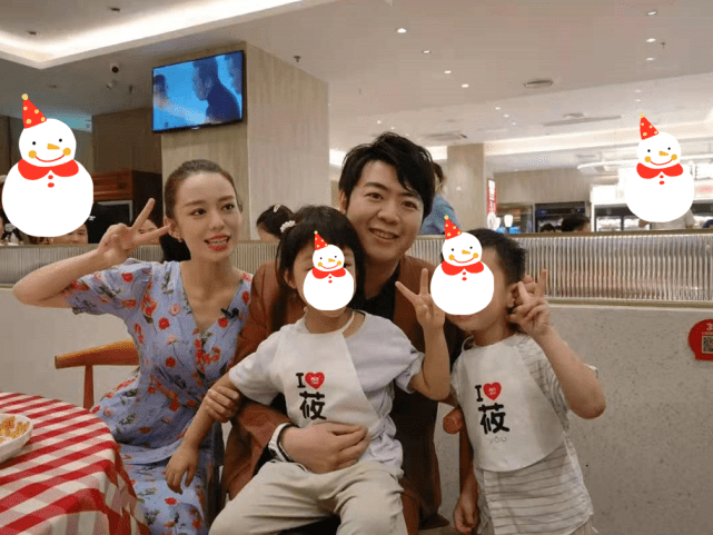 网友偶遇郎朗夫妇，郎朗抱小孩亲和力爆棚，吉娜瘦出排骨胸
