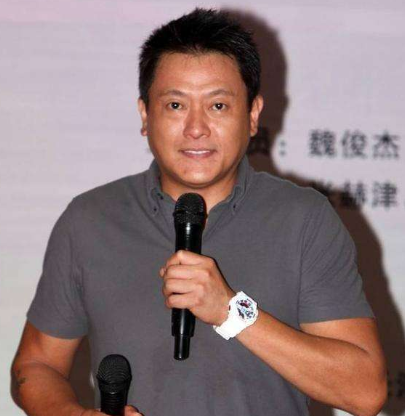 朴素大学生嫁大20岁著名男星，出轨富豪鲜肉，他成了心机女的跳板