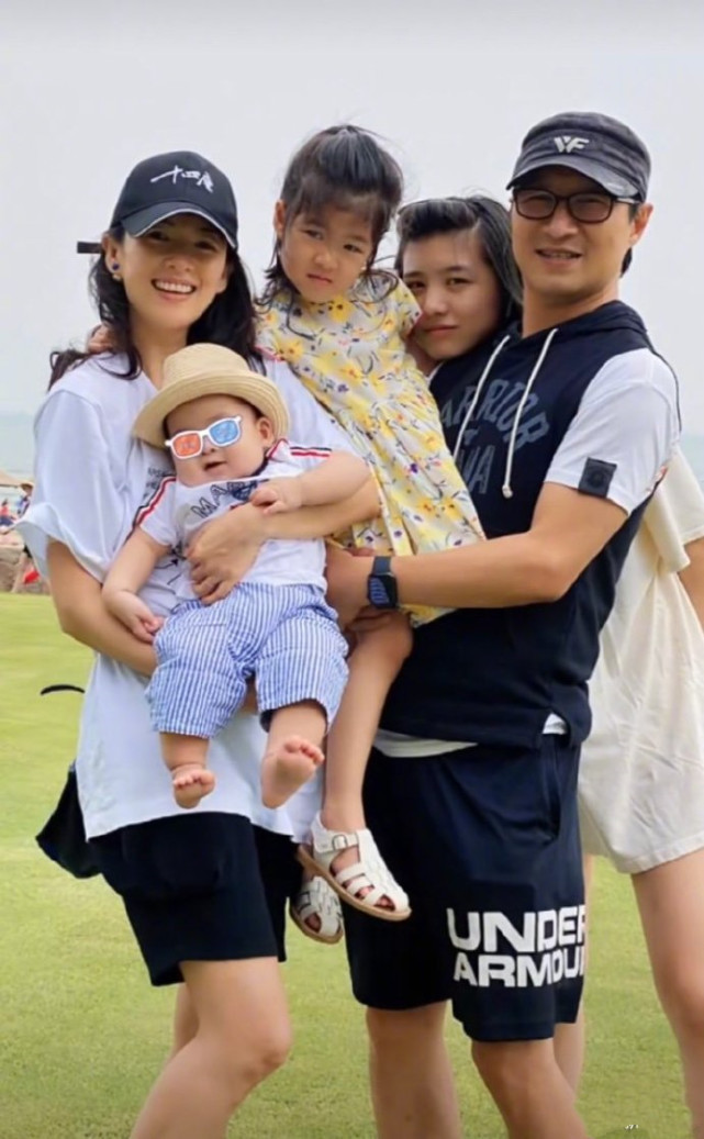 章子怡曬母子溫馨合照，親兒子擠出雙下巴，弟弟露側臉單眼皮搶鏡