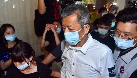 黄鸿升父亲拒绝罗志祥到灵堂，小猪深夜门口悼念，发动态广而告之