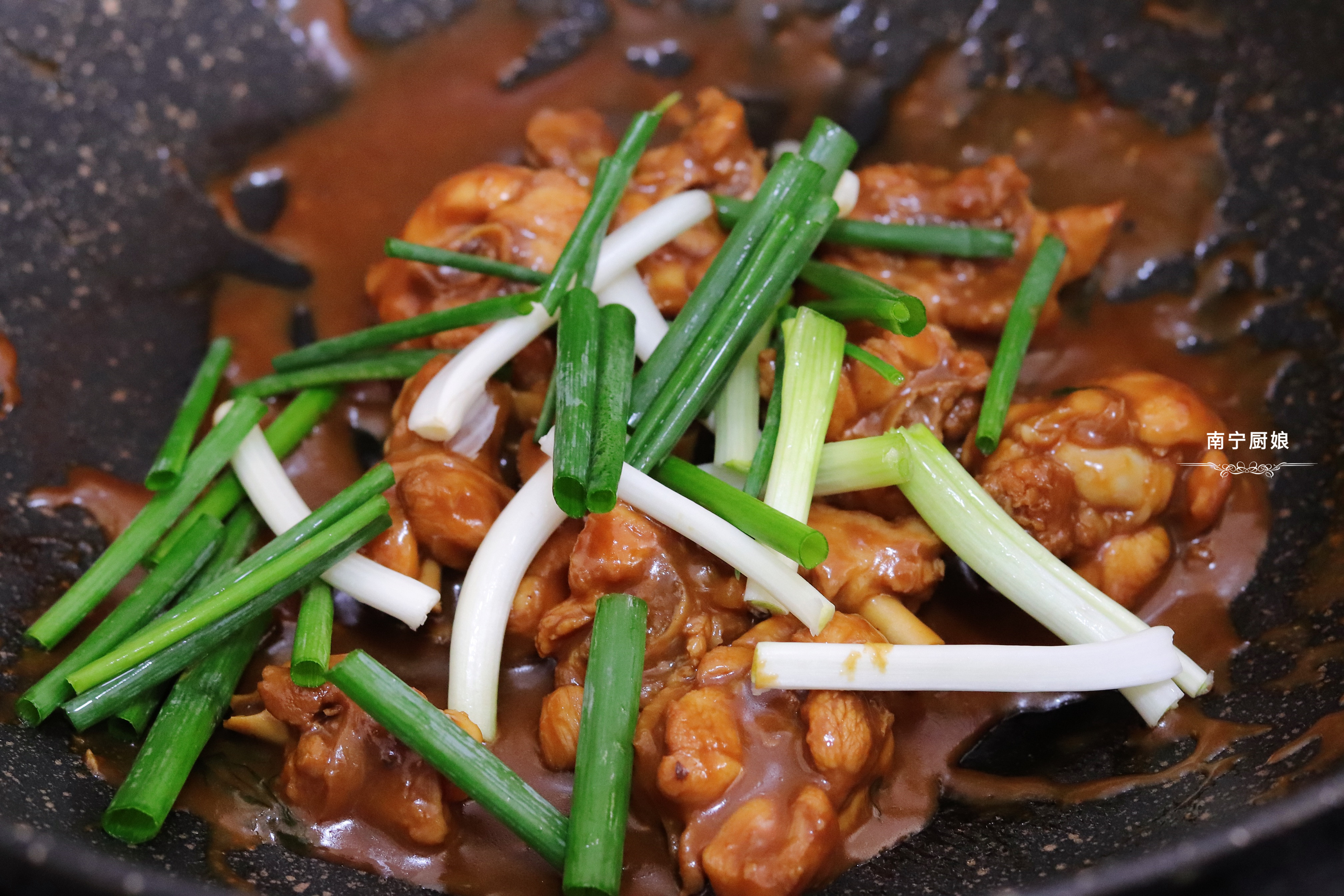 把4个鸡腿丢进锅里简单一焖，出锅变美味，一个人吃完一锅不过瘾