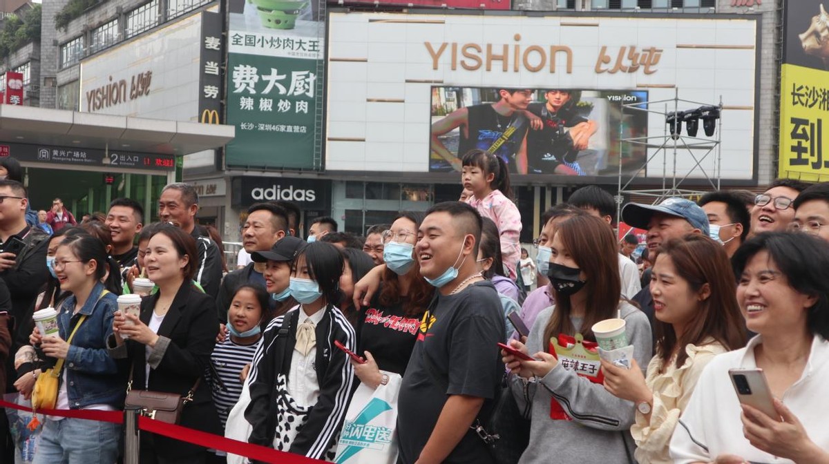 “520”比赛吃5.2米长辣条，空姐空少齐上阵