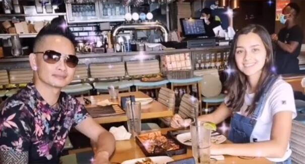 香港小姐童年照曝光，爸爸年轻有型妈妈高颜值，谢嘉怡从小美到大