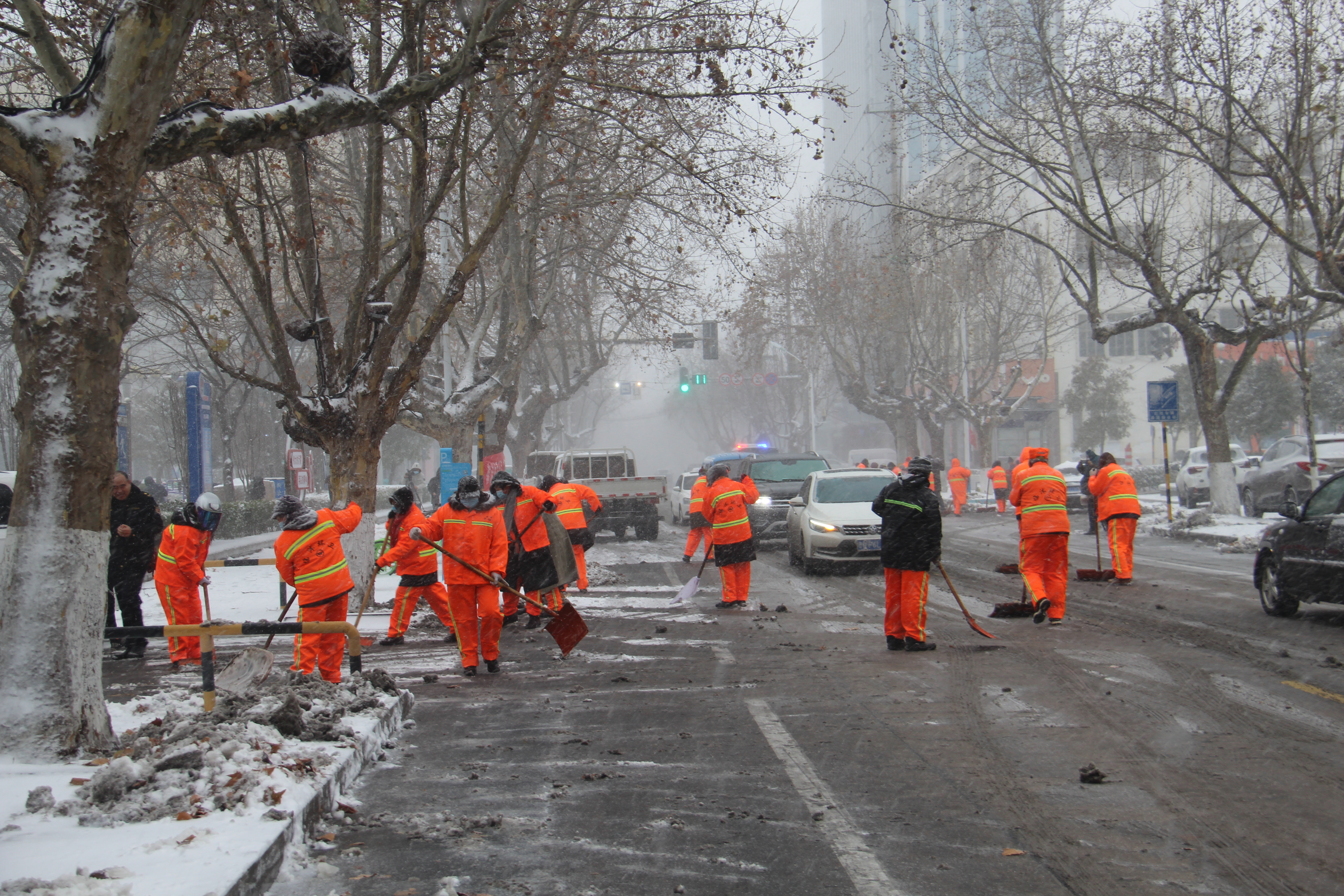 临沭县综合行政执法局全员出动扫冰雪确保市民安全出行