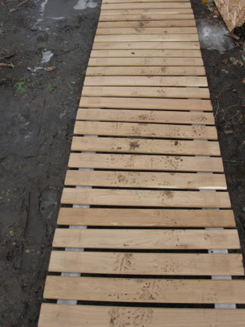 旧木板拿麻绳串一串，铺在院子里就是一条小路，比打水泥漂亮省钱