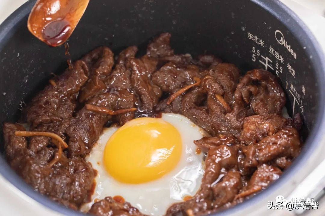 Rice cooker version beef nest egg rice method, a must for lazy people, addicted to eating once