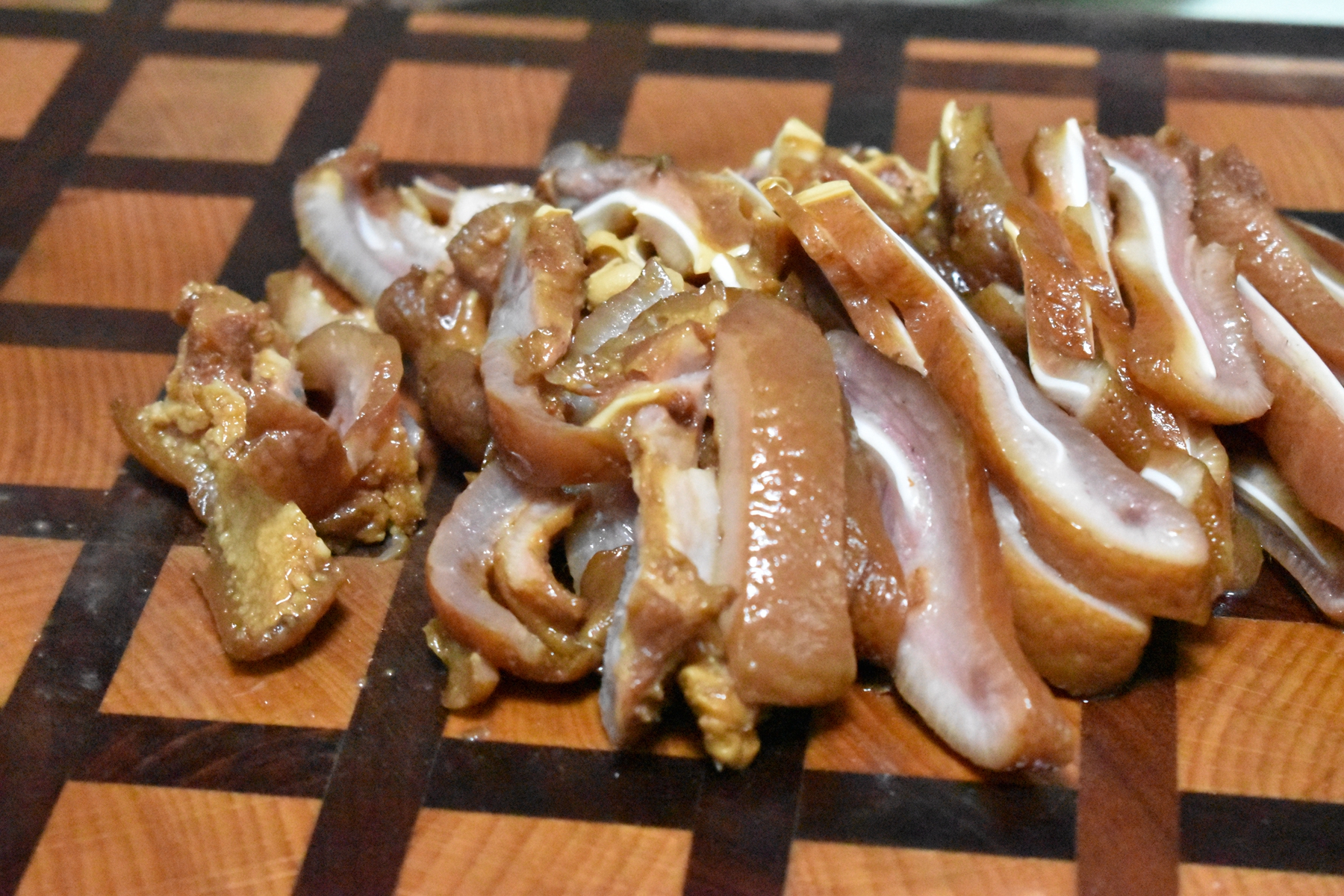 猪身上这肉柔韧又脆富含胶质，先卤后炒味道鲜香，美容下酒棒极了