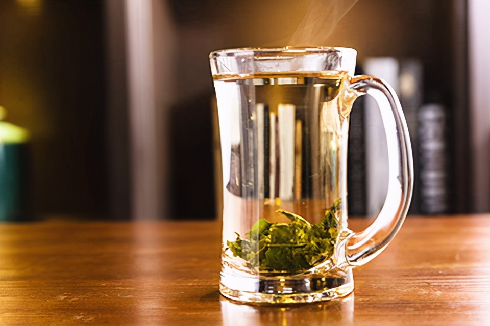 晨起後口氣惡臭難聞？ 營養師：學會吃這4類食物，沒有社交恐懼症