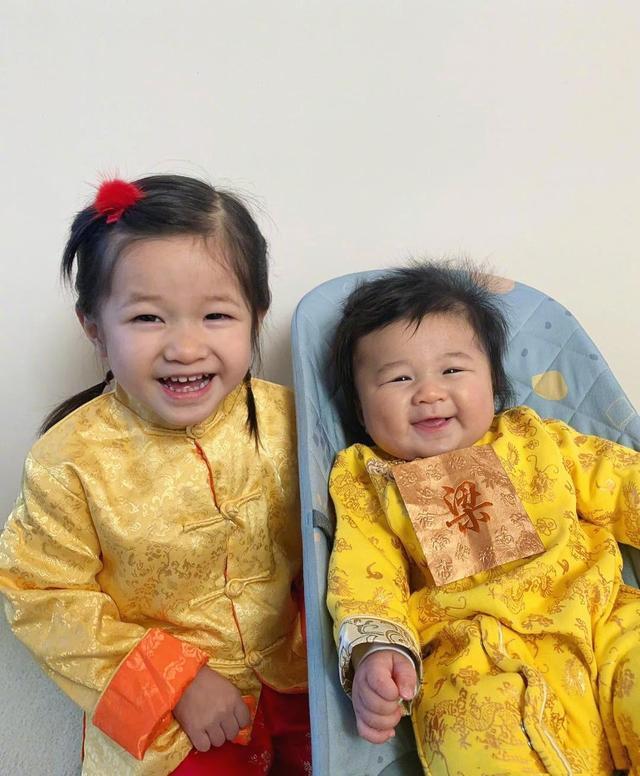 钟嘉欣晒照过父亲节，年长13岁的丈夫笑容和蔼，父子女同框像祖孙