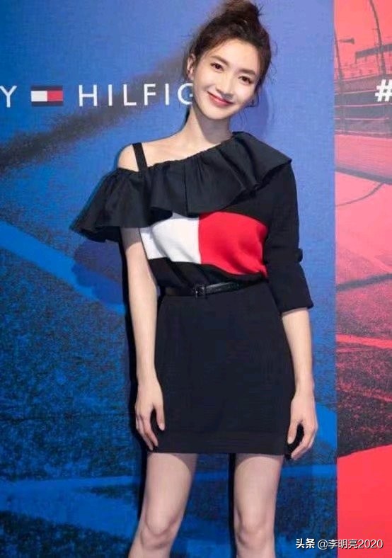 江疏影的“豆腐腿”真是绝了，上台阶时拿手遮，为了美也是拼了