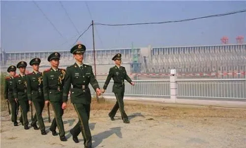 护卫三峡水库的警卫部队照，地面武警持枪巡逻