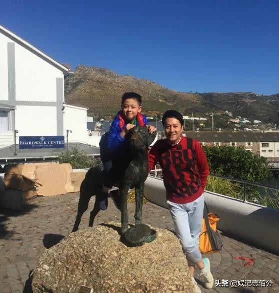 蔡国庆晒全家福，妻子罕见露面，曾苦追蔡国庆