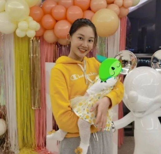 郑恺苗苗为女儿办百日宴！布置简朴不如普通家