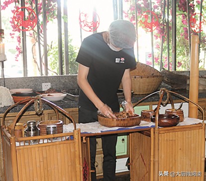 吃飯皇帝大｜以“五色五味”做火土家菜，300平米門店日售12萬元