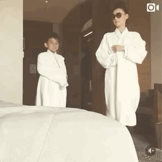 张柏芝首谈三个儿子性格，老三霸道老二阳光，老大安静爱弹吉他