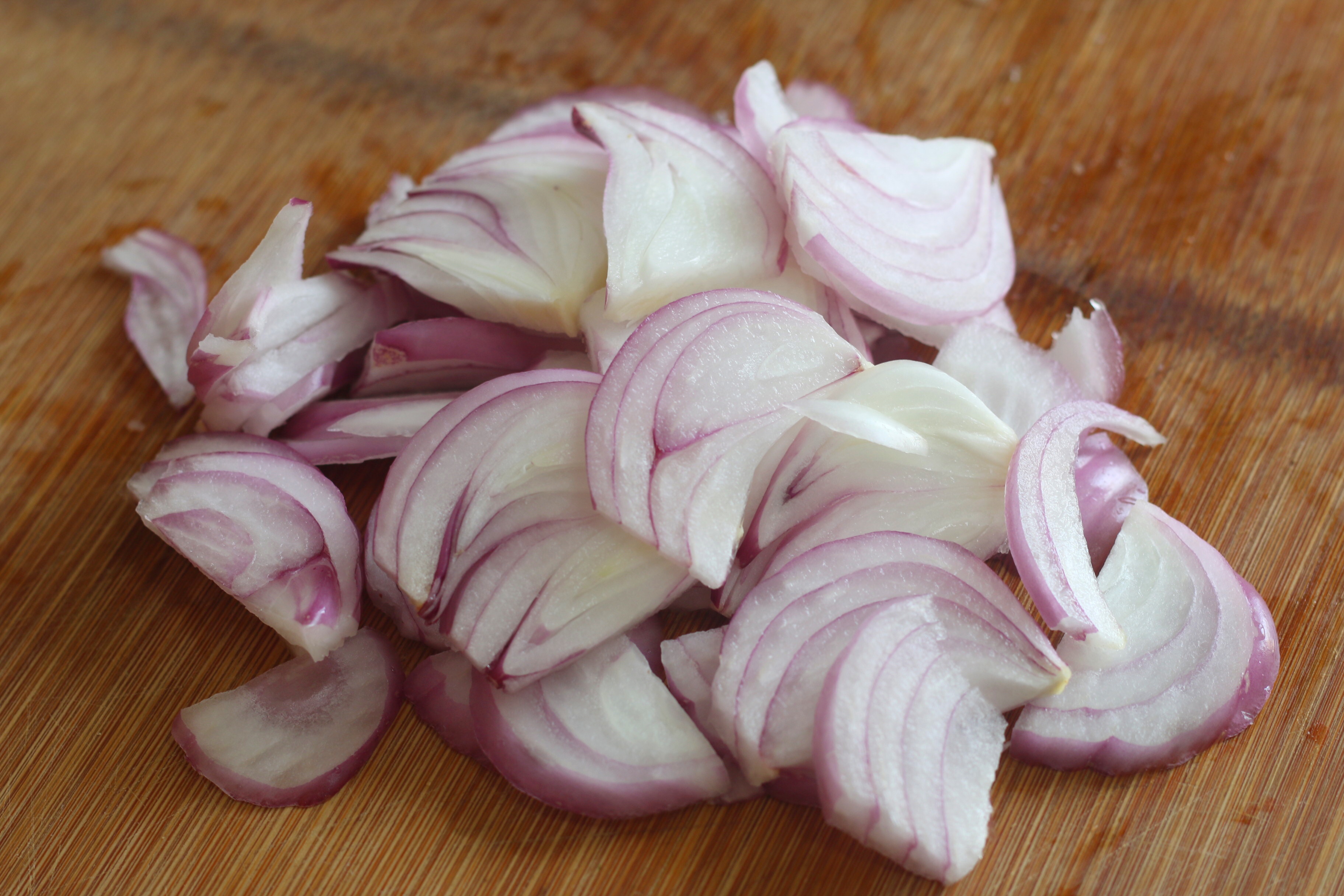 炒麵時，麵條先蒸再炒，根根分明，好吃入味，味道不比飯店差