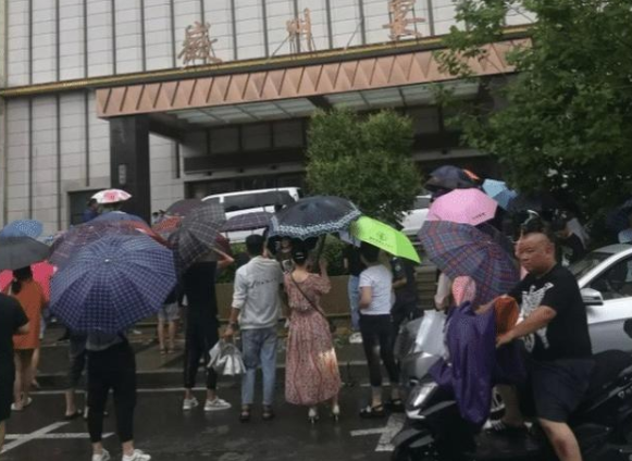 徽州宴新进展来了！税收单牵出老板猫腻，难怪老板娘敢如此猖狂