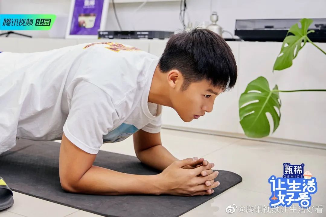 生活观察综艺《让生活好看》中能看到明星，却看不见真正的生活