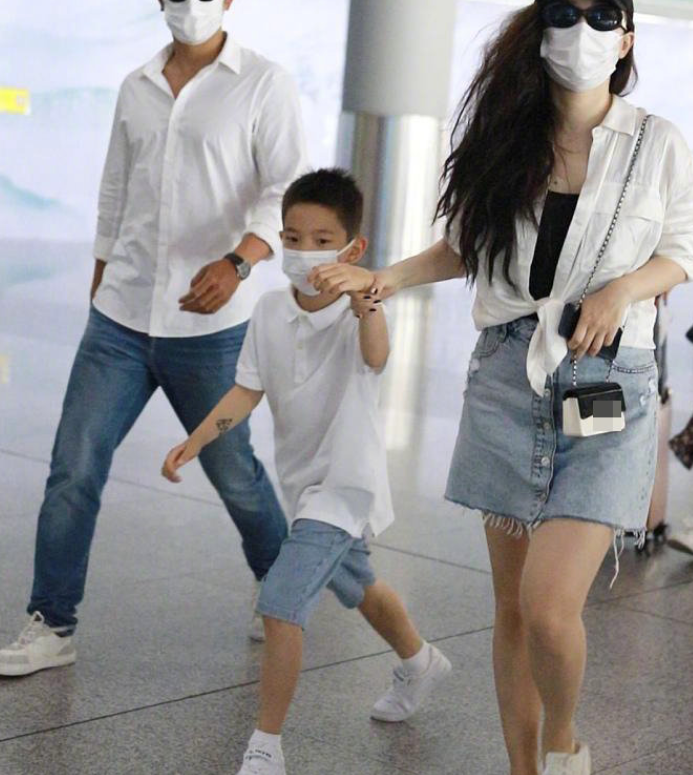 杜江带嗯哼现身机场：一身简约服装如小正太，谁料他的身高更吸睛