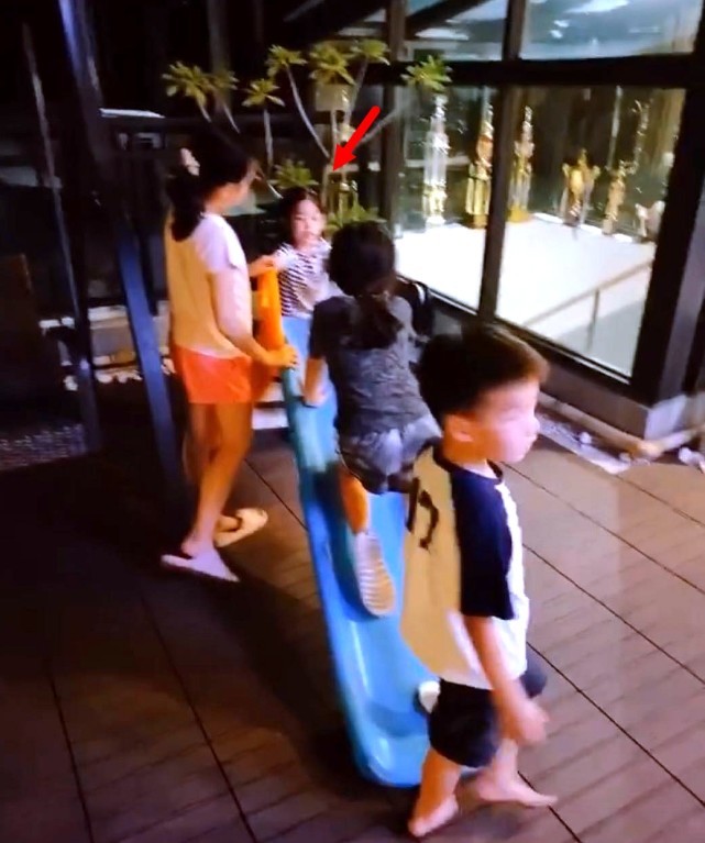 陈晓陈妍希送儿子上学，小星星走出大哥步伐，穿校服肉乎乎太可爱