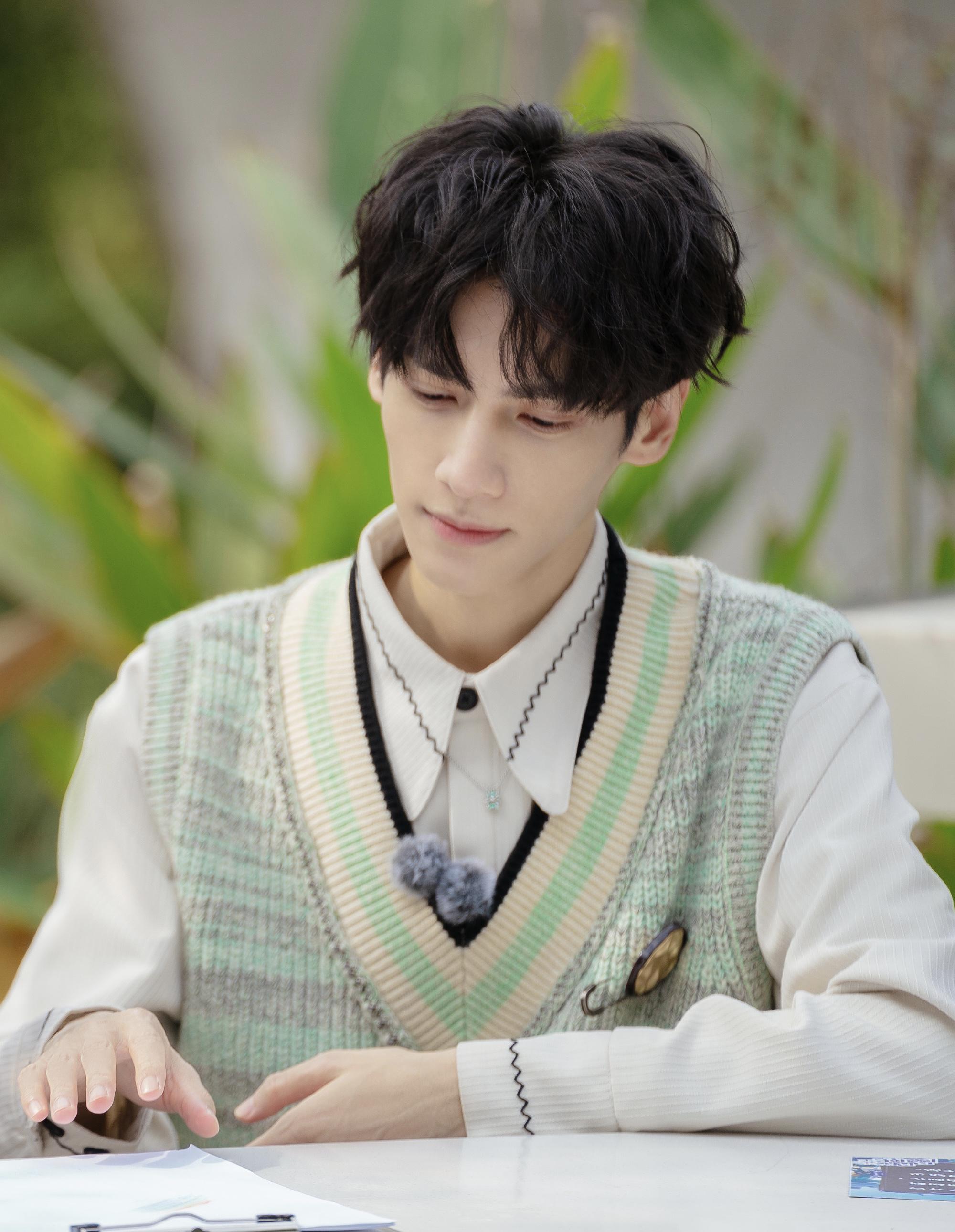 近日娱乐圈绯闻集中？白鹿罗云熙被传领证结婚