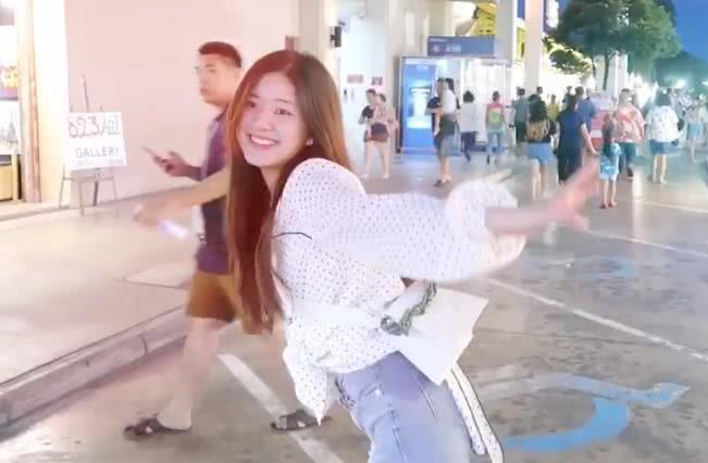 赵露思逛夜市喝奶茶，原相机下的她我酸了，这