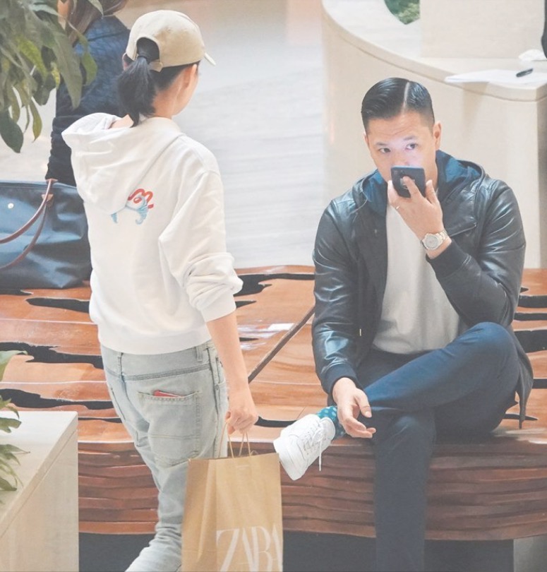 胡杏兒素顏與老公挽手逛超市購物，兩人有說有笑，夫妻感情和睦