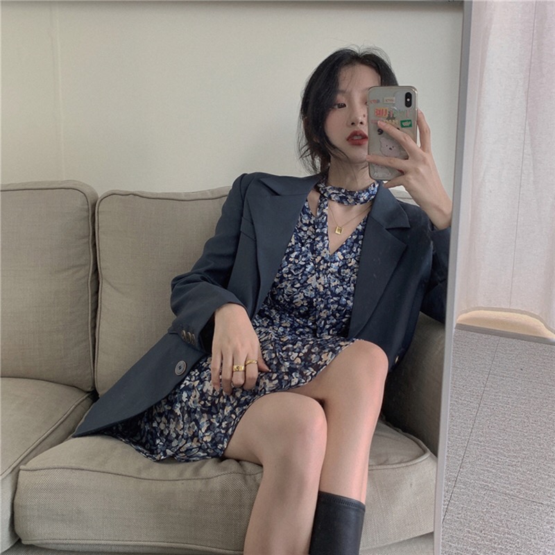 金晨桃粉连衣裙不见素日扁平感，气质冷艳，这