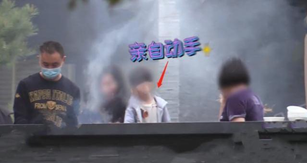 吴京谢楠家庭聚餐曝光，46岁硬汉头发苍白，如今家庭和睦其乐融融