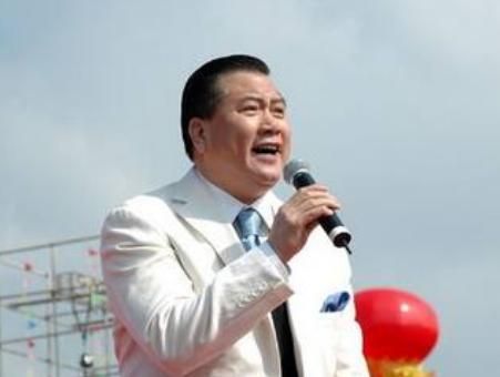 万梓良的不幸史：从影帝到街头"卖丑"，